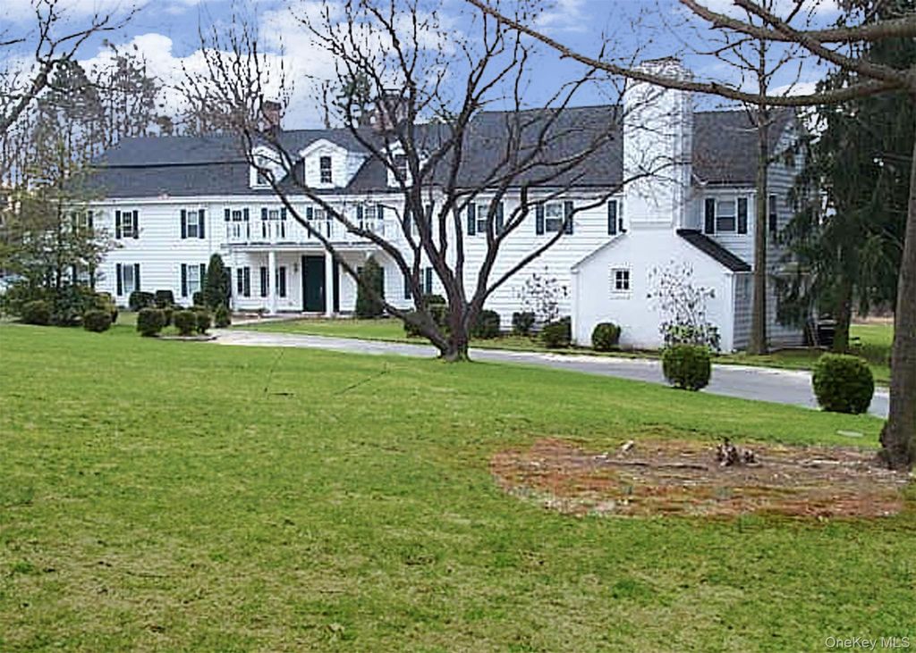 2 Langley Lane, Old Westbury, NY 11568