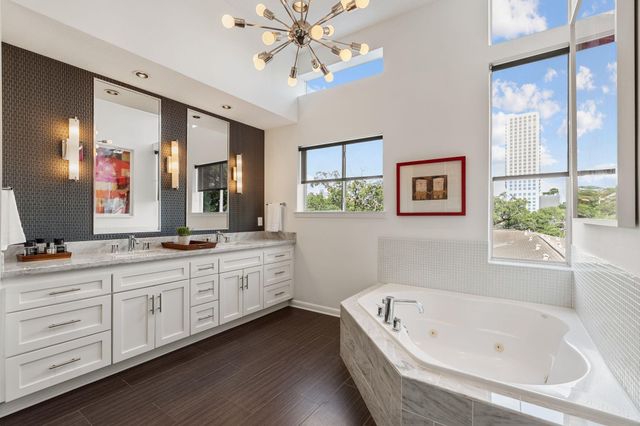1319 Hawthorne Street, Houston, TX 77006