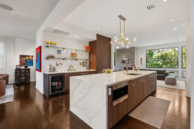 1319 Hawthorne Street, Houston, TX 77006