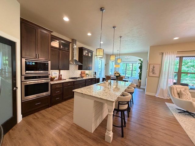 1104 S FORESTBROOK LANE, Appleton, WI 54914