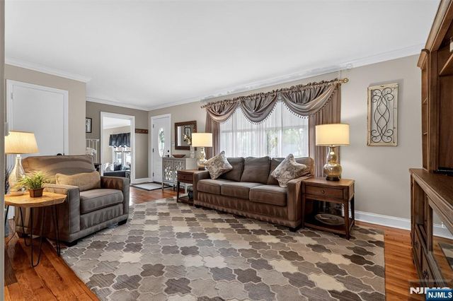 7 Spier Drive, Livingston, NJ 07039