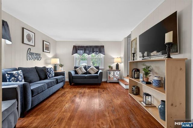 7 Spier Drive, Livingston, NJ 07039
