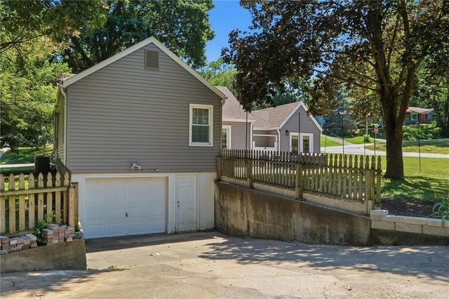 636 Hillside Avenue, Liberty, MO 64068
