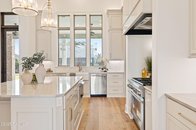 221 Rue De La Rochelle, Broussard, LA 70518