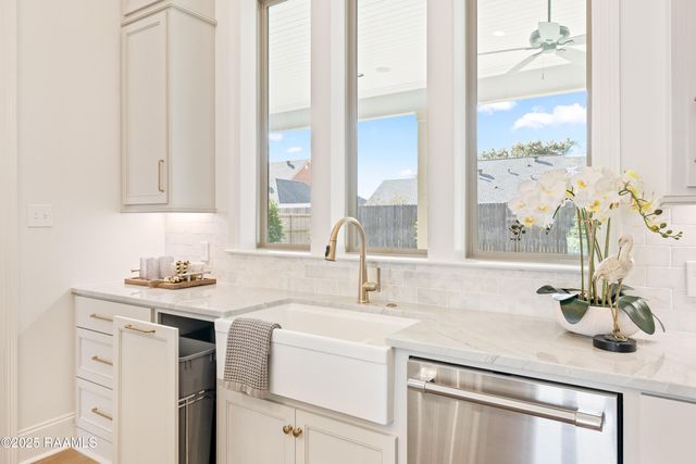 221 Rue De La Rochelle, Broussard, LA 70518