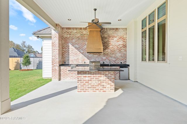 221 Rue De La Rochelle, Broussard, LA 70518