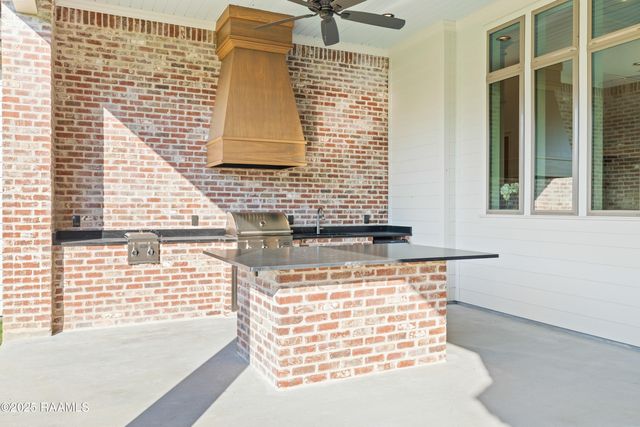 221 Rue De La Rochelle, Broussard, LA 70518