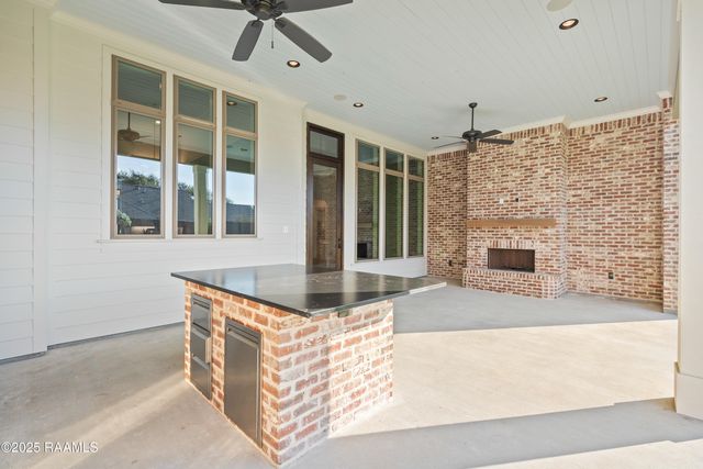 221 Rue De La Rochelle, Broussard, LA 70518