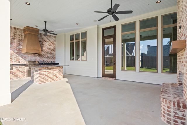 221 Rue De La Rochelle, Broussard, LA 70518