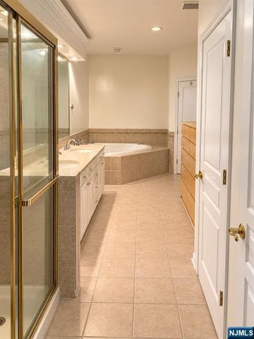 120 White Pine Court U114, Paramus, NJ 07652