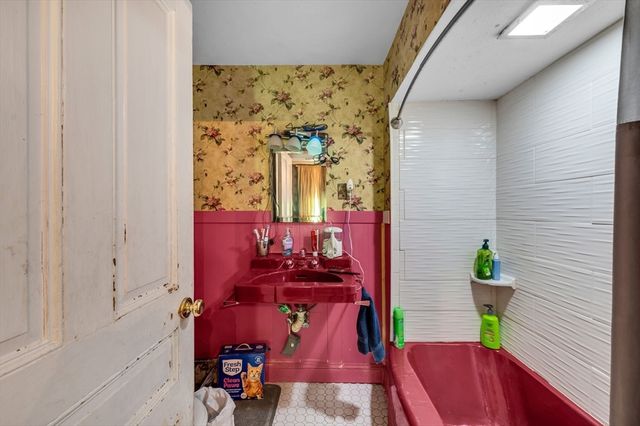 415 Maple St, Springfield, MA 01105