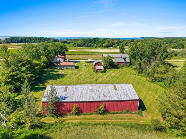 6104 BADER ROAD, Luxemburg, WI 54217