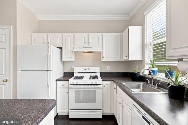 21790 DRAGONS GREEN SQ, Ashburn, VA 20147