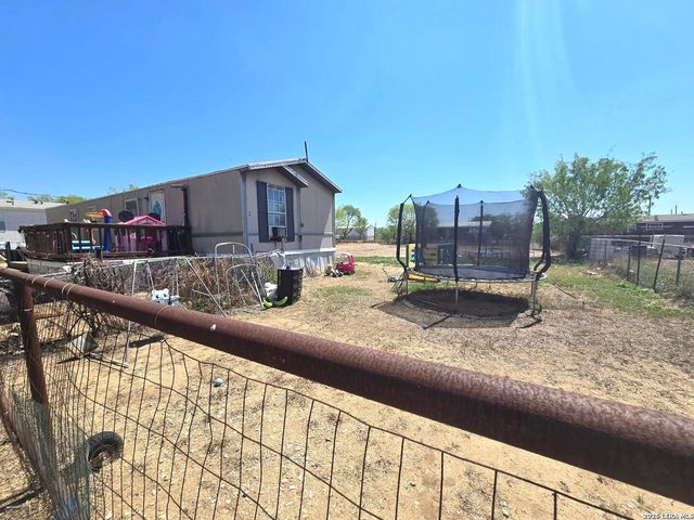 408 HICKORY ST, Jourdanton, TX 78026