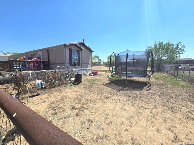 408 HICKORY ST, Jourdanton, TX 78026