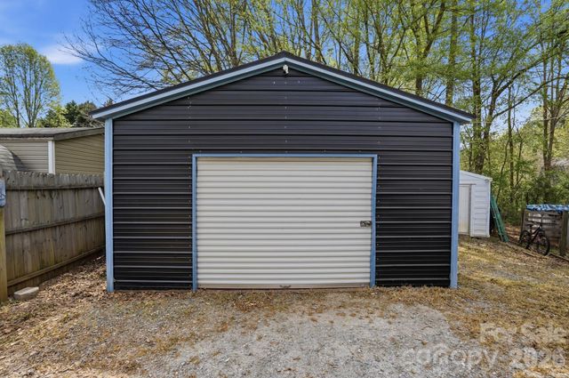 605 Ridgewood Court, Mount Holly, NC 28120