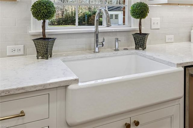 305 Coinjock RN, Yorktown, VA 23693