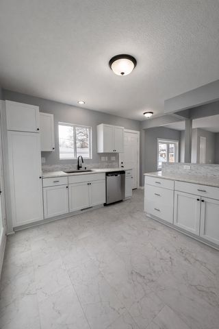 2432 maple Street, Des Moines, IA 50317