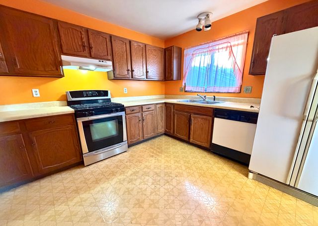 5216 Abbey Drive, Mchenry, IL 60050