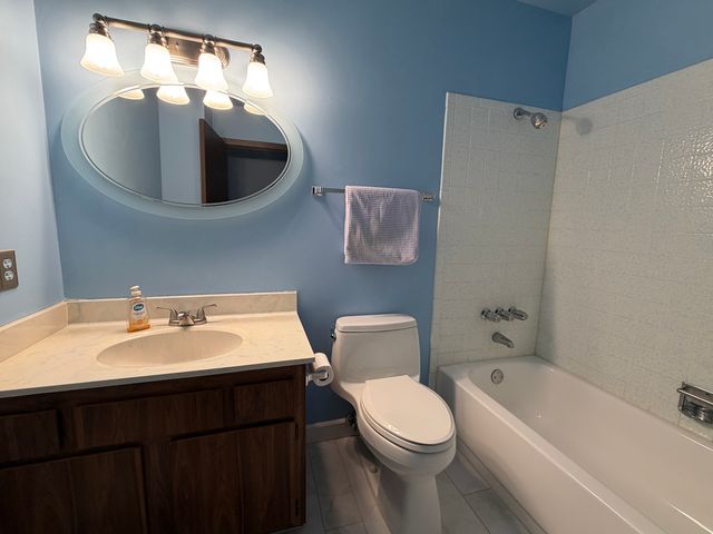 5216 Abbey Drive, Mchenry, IL 60050