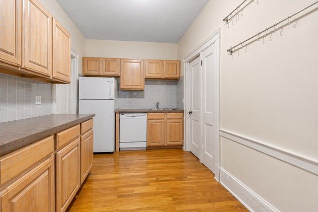 21 Sutherland Rd 6, Boston, MA 02135