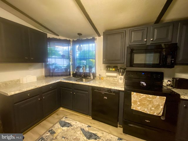 15 LETTI DR, Elizabethtown, PA 17022