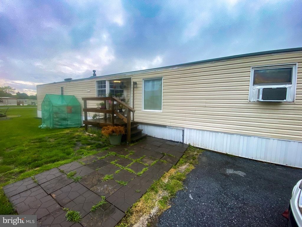 15 LETTI DR, Elizabethtown, PA 17022