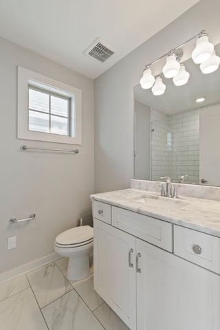 1020 Treaty Oaks Dr, Nashville, TN 37209