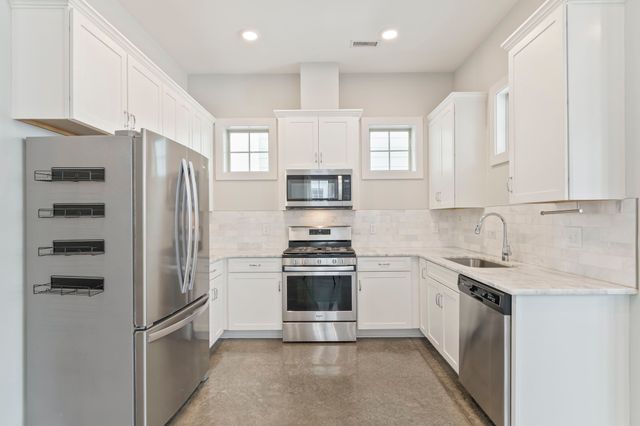 1020 Treaty Oaks Dr, Nashville, TN 37209