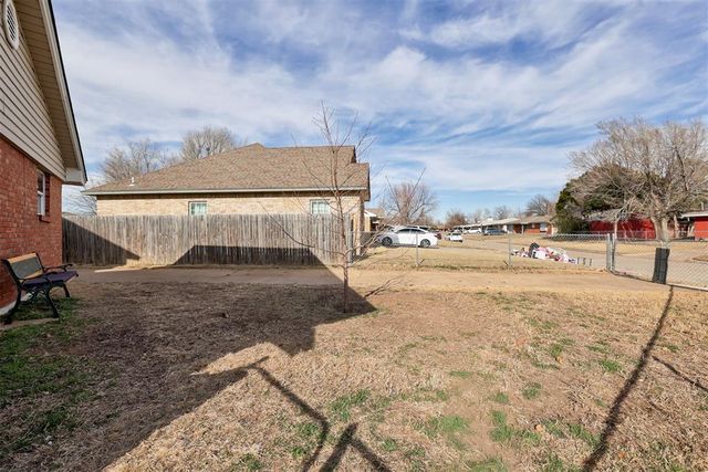 961 NW 6th Street, Moore, OK 73160