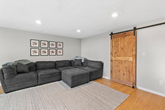 3100 WAKEMAN Drive, Council Bluffs, IA 51501