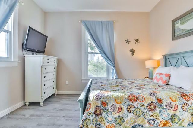 2424 38th Street, Galveston, TX 77550