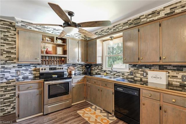 660 S Peace Haven Road, Winston-salem, NC 27103