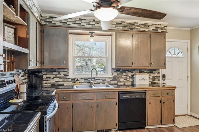 660 S Peace Haven Road, Winston-salem, NC 27103