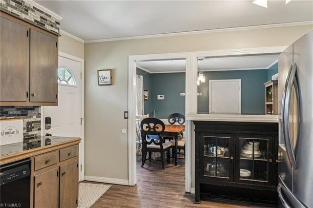 660 S Peace Haven Road, Winston-salem, NC 27103