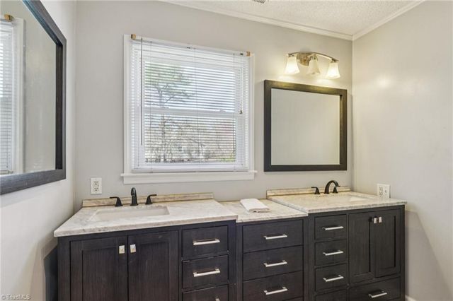 660 S Peace Haven Road, Winston-salem, NC 27103