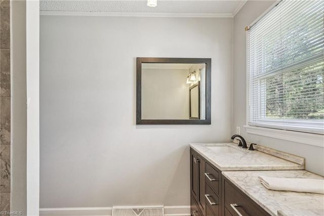 660 S Peace Haven Road, Winston-salem, NC 27103