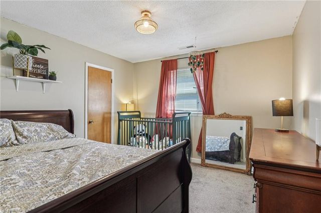 660 S Peace Haven Road, Winston-salem, NC 27103