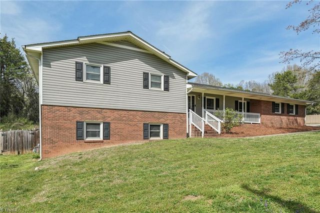 660 S Peace Haven Road, Winston-salem, NC 27103
