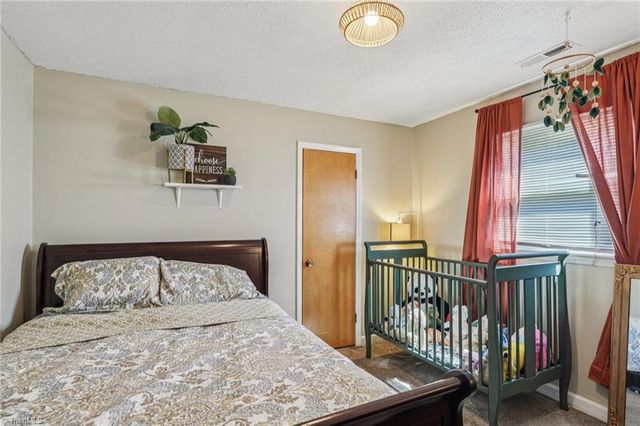 660 S Peace Haven Road, Winston-salem, NC 27103