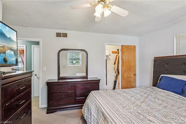 660 S Peace Haven Road, Winston-salem, NC 27103