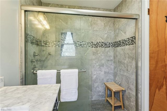 660 S Peace Haven Road, Winston-salem, NC 27103