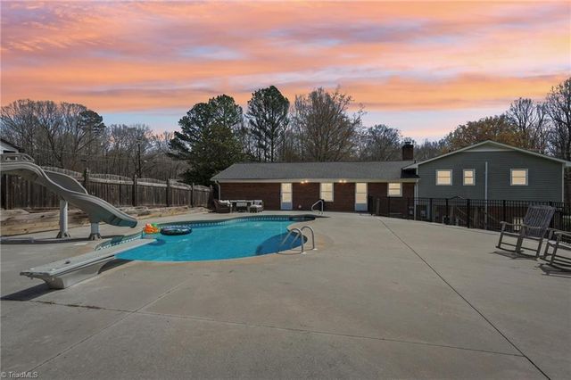 660 S Peace Haven Road, Winston-salem, NC 27103