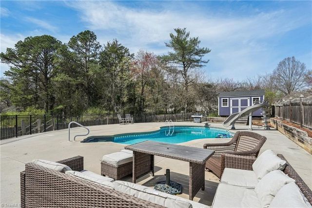 660 S Peace Haven Road, Winston-salem, NC 27103
