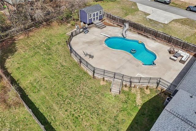 660 S Peace Haven Road, Winston-salem, NC 27103