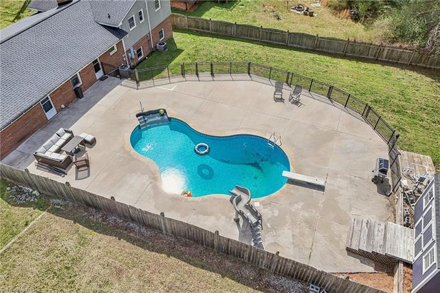 660 S Peace Haven Road, Winston-salem, NC 27103