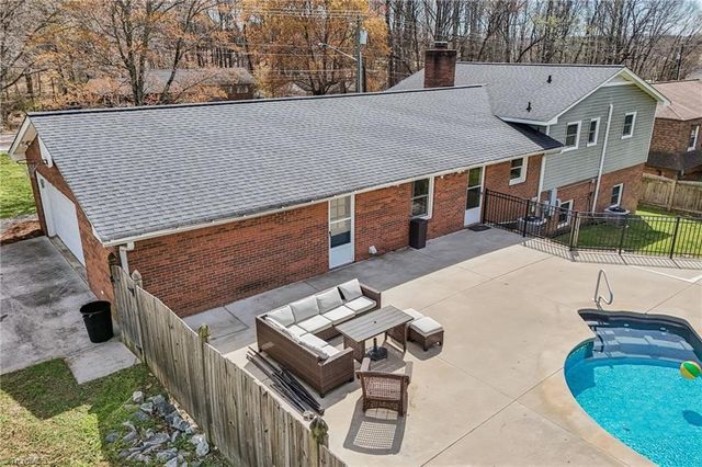 660 S Peace Haven Road, Winston-salem, NC 27103