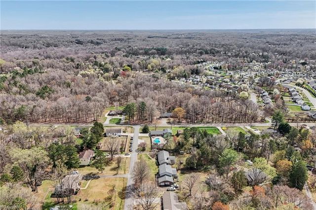 660 S Peace Haven Road, Winston-salem, NC 27103