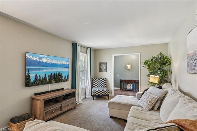 660 S Peace Haven Road, Winston-salem, NC 27103