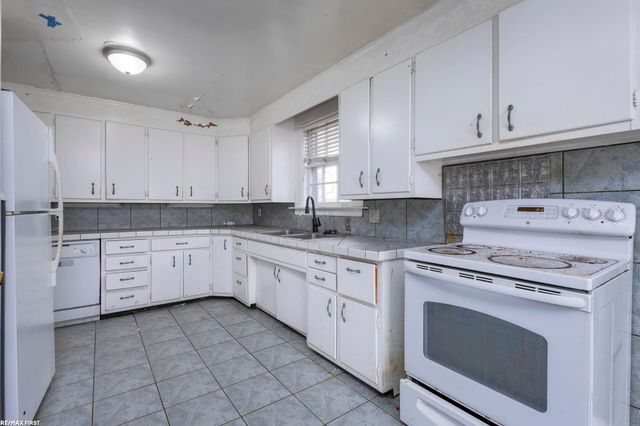 24 Grand Ave Avenue, Mt Clemens, MI 48043